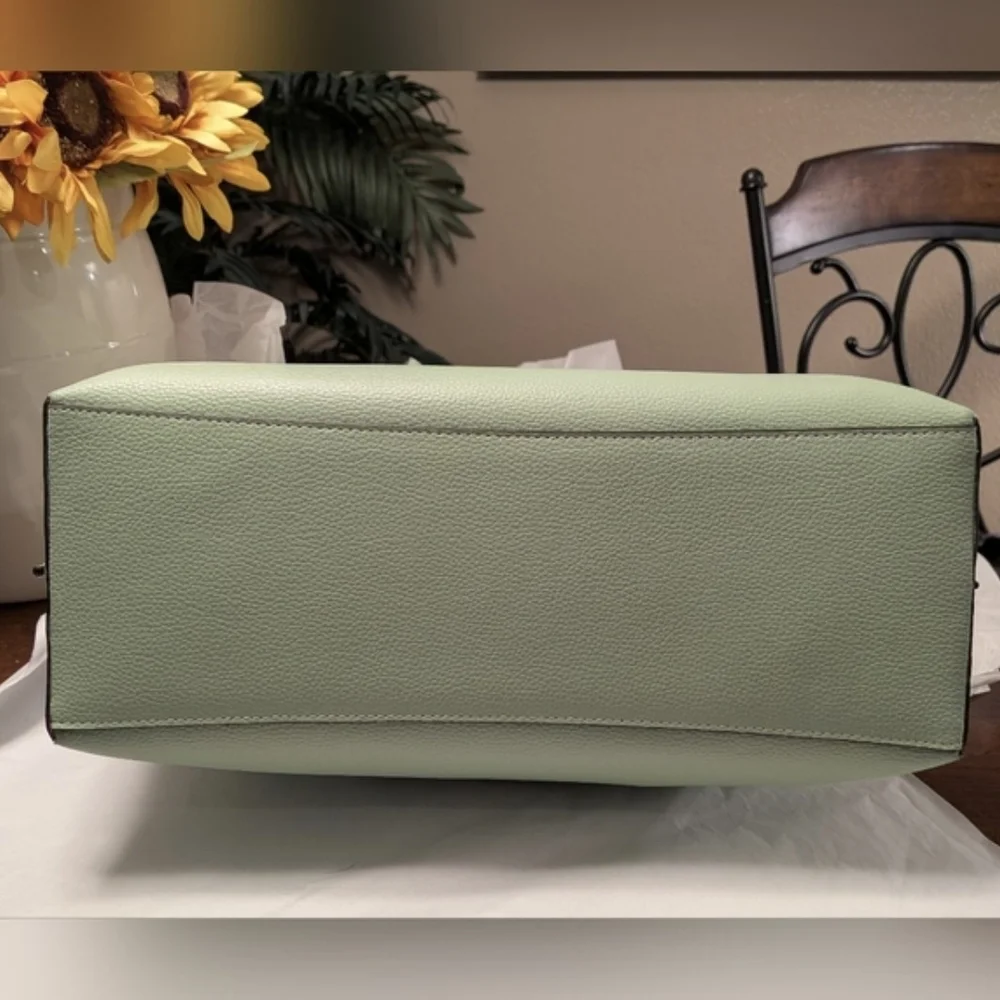 NWT! Coach Pebbled Leather Mollie (Large) Tote in PALE PISTACHIO - Picture 4 of 8